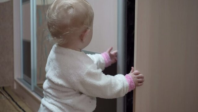 baby opens the  door Wardrobe,baby opens the sliding closet door