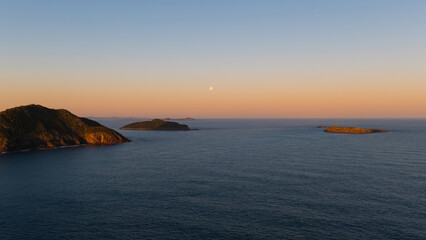 Obraz premium Sunset view of bay of islands.