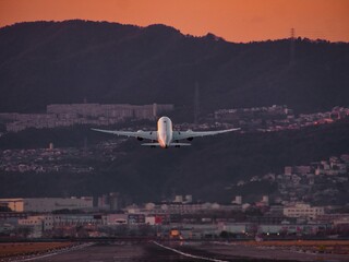 伊丹空港を離陸する飛行機