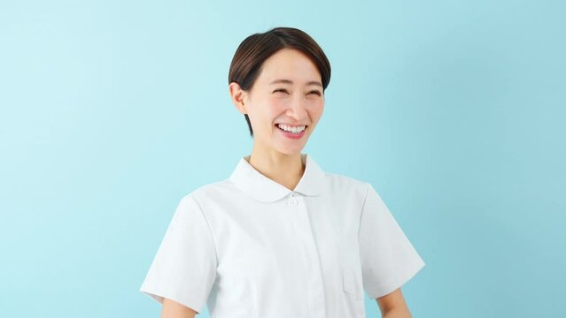 ナース服を着ている若い女性　医療イメージ	
