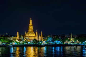 Naklejka premium Wide panorama of Wat Arun temple at dusk, Bangkok, Thailand 