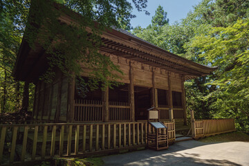 Obraz premium 岩手平泉 中尊寺 森の中の旧覆堂