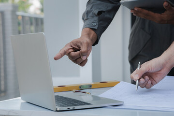 Obraz premium Architects and engineers are working together to edit the draft house plan that was designed after it was presented to the client and partially revised the design. Interior design and decoration ideas