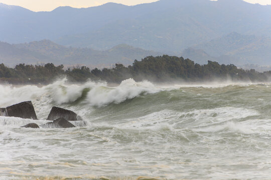 Mareggiata sulla costa ionica Etnea di Riposto