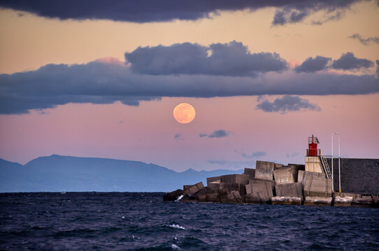 Alba di luna e tramonto di sole 
