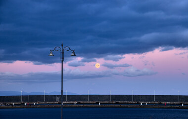 Alba di luna e tramonto di sole 