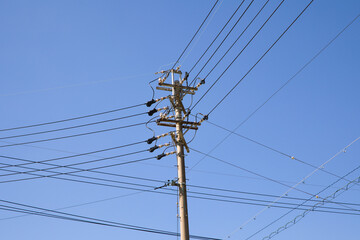 雲が浮かぶ綺麗な空と電柱と電線
