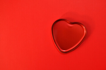 Corazón rojo sobre fondo rojo.  Espacio para texto al lado izquierdo.