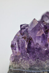 紫色に光り輝く美しいアメジストの原石