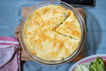vista cenital de pastel de papas dorado con queso gratinado crujiente 