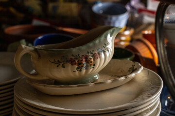 vieja salsera o cremera lechera de porcelana en vieja cocina antigua 