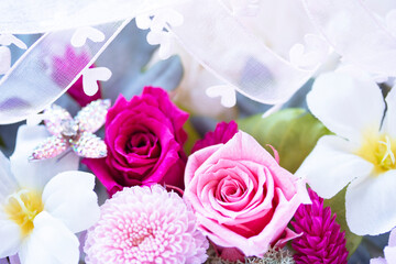 Obraz na płótnie Canvas プリザーブドフラワーのバラの入ったフラワーボックスとハートのリボン