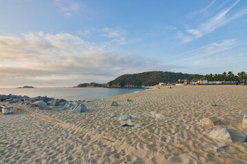 Amanecer en Bah&iacute;a Chahu&eacute;. Playa paradisiaca, cielo lindo con un sol resplandeciente