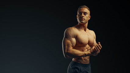 Fototapeta na wymiar Shirtless bodybuilder, perfect male torso. Copy free space. 