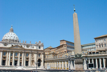 Fototapeta na wymiar View of the of the Vatican and cathedral on a summer day