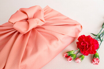 カーネーションのような花包みのギフト