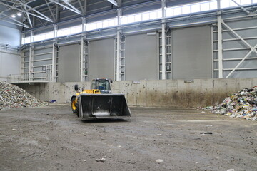 Receiving shop of a waste sorting plant