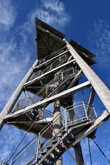 Aussichtsturm auf dem Schauinsland an einem sonnigen Wintertag
