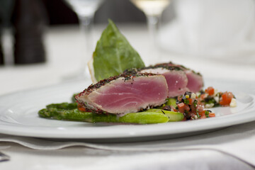 Tuna steak with asparagus