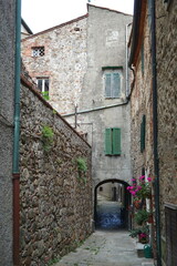 Fototapeta na wymiar Alley in the ancient village of Chiusdino, Tuscany, Italy