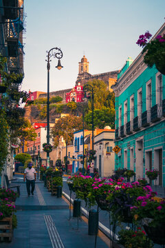 Calle de Atlixco durante una ma&ntilde;ana con persona caminando y el Ex Convento de San Francisco al fondo