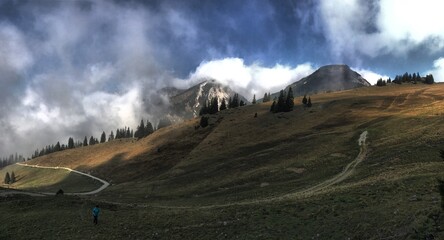 Wolken und Nebelschwaden am Weg zu Peitingköpfl und Sonntagshorn, Heutal, Unken, Alpen, Tirol,...