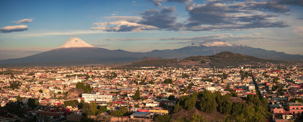 Panorámica de los volcanes Popocatépetl e Iztaccíhuatl desde Cholula, Puebla © Edwin