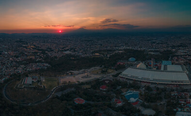 Panorámica de un atardecer en la zona de los Fuertes, Puebla, capturado con dron