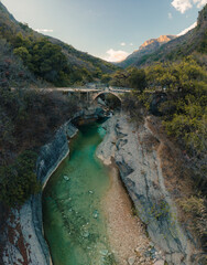 Puente en una carretera rural de la mixteca, Oaxaca, capturado con dron
