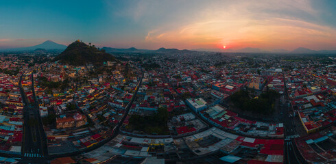 Panorama a&eacute;reo del centro de Atlixco y alrededores durante el amanecer