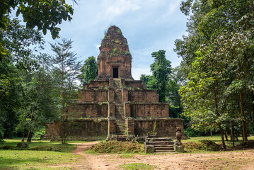 Fototapeta na wymiar Siem Reap, complex of Angkor Wat, Angkor Thom, view of the archeological site with blue sky in the middle of the tropical forest. Sense of exploration in the ruins of an ancient civilization.