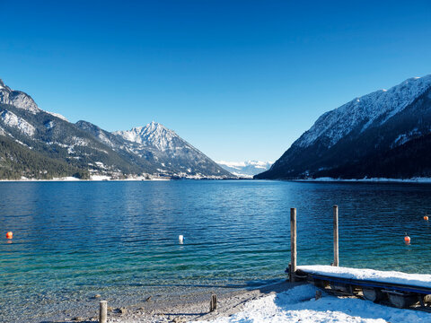 Achensee in &Ouml;sterreichische Tirol mit Blick auf das S&uuml;dufer Maurach am Fu&szlig;e der Berge Rofan und Sonnwendjoch von Pertisau am Achensee