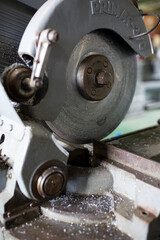 Cutting material with a metal saw