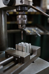 Cutting material with a metal saw