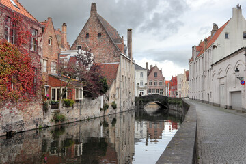 Fototapeta premium Medieval Flemish architecture and canals in Bruges, Belgium.
