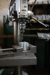 Cutting a screw with a tapping machine