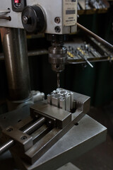 Cutting a screw with a tapping machine