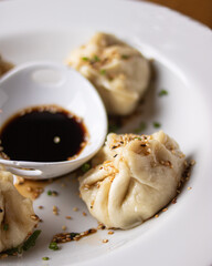 Baos, dumplings, salsa de soja.