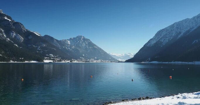 Achensee in &Ouml;sterreichische Tirol mit Blick auf das S&uuml;dufer Maurach am Fu&szlig;e der Berge Rofan und Sonnwendjoch von Pertisau am Achensee