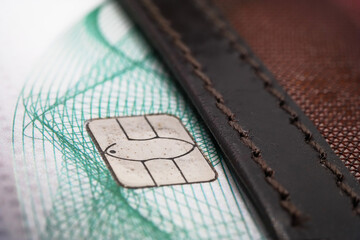 Karta kredytowa w portfelu skórzanym z bliska. - obrazy, fototapety, plakaty