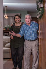 Abuelos recibiendo a su familia en un día de celebración.