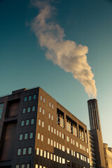 cheminée dans une ville avec pollution de l'air