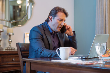 Hombre de negocios hablando por teléfono móvil inteligente, temas de negocios.