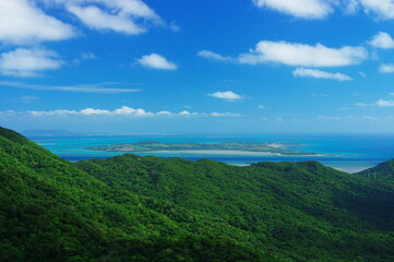 Fototapeta na wymiar 沖縄県西表島古見岳中腹から見た小浜島