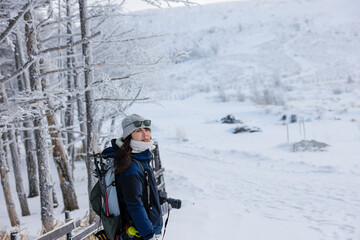 雪山に登る女性