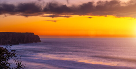 Obraz premium beautifil seascape sunset at the calm ocean. colorful sky with orange horizon.