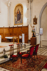 Fototapeta na wymiar L'intérieur de l'église avant la célébration de mariage