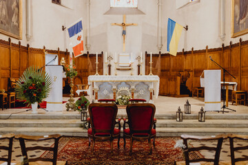 L'intérieur de l'église avant la célébration de mariage