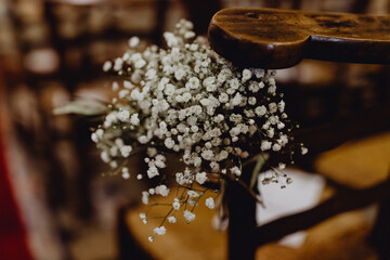 Bouquet de gypsophile décorant les chaises de la cérémonie religieuse