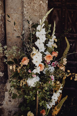 Fototapeta na wymiar Bouquet de fleurs décorant l'entrée de l'église